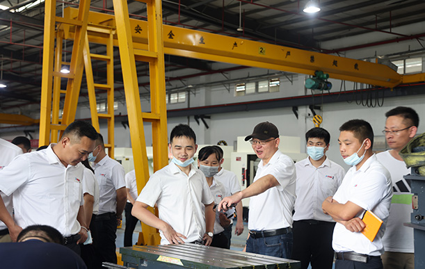 走進(jìn)工廠，領(lǐng)略制造魅力